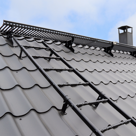 Kattotikkaat lisäävät katolla liikkumisen turvallisuutta. Sadexilta saat lapetikkaat jopa 7 eri värissä.